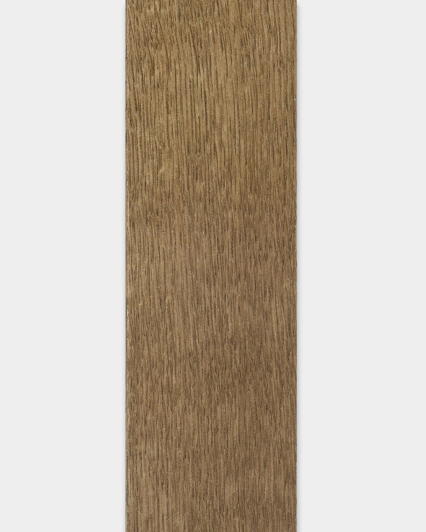 WoodUpp Lamella Akoestisch paneel plank in Rustic Grey Oak, 240 cm, met zichtbare houtnerf en gladde randen op een witte achtergrond.